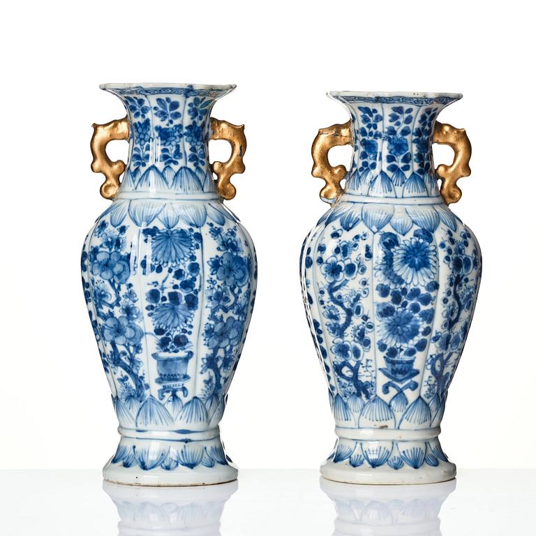 Vaser, ett par, porslin. Kina, Qingdynastin, Kangxi (1662-1722).