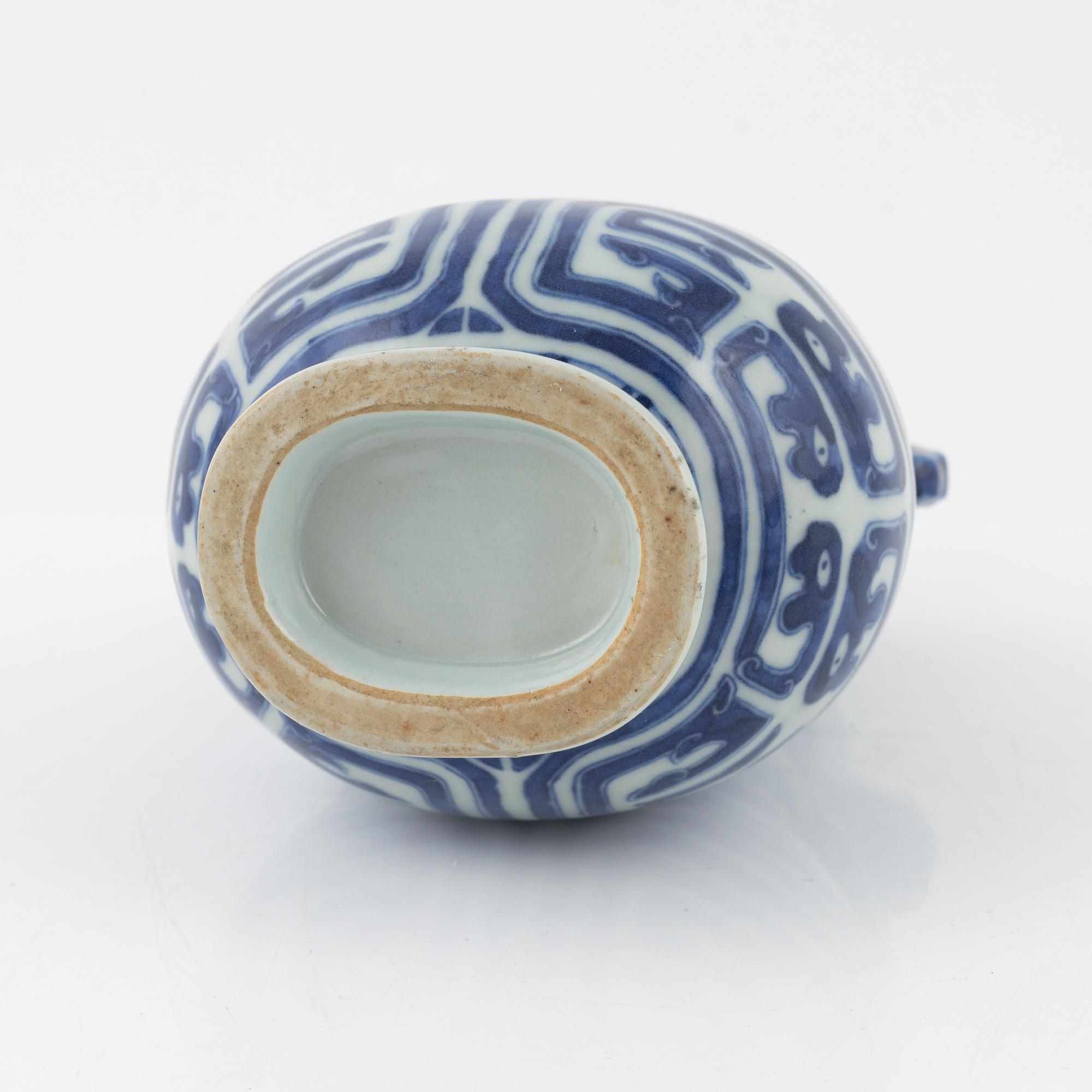 A blue and white chinese bronze shaped vase, 20th Century.