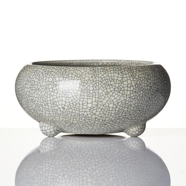A Chinese ge-glazed censer, Qing dynasty.