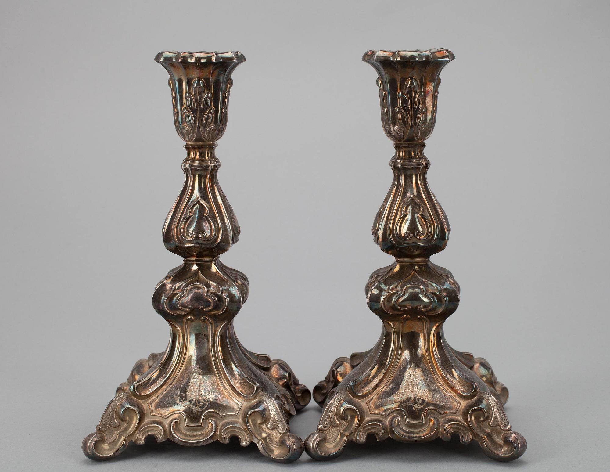 LJUSSTAKAR, ett par, silver. Auran Kultaseppä, Åbo 1988.