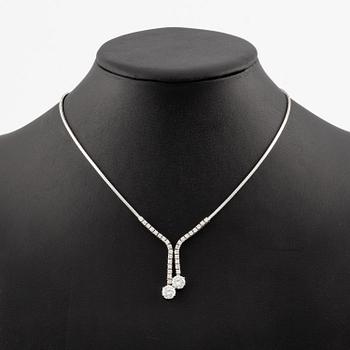 An 18K white gold necklace set with round brilliant-cut diamonds.