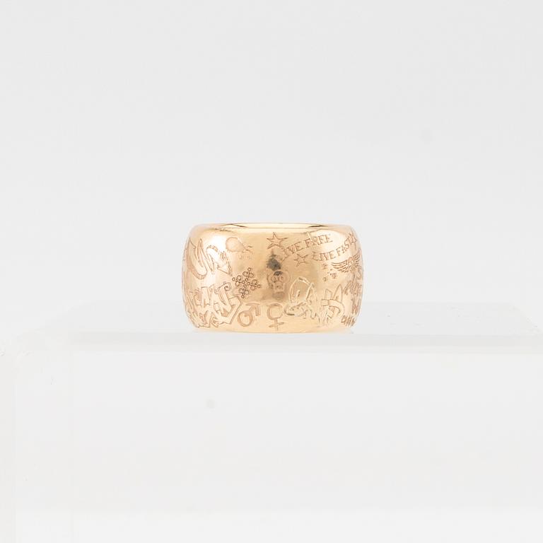 An 18K gold "Nubien Heritage grafitti ring" by Håkan Orrling Art Metall Helsingborg.