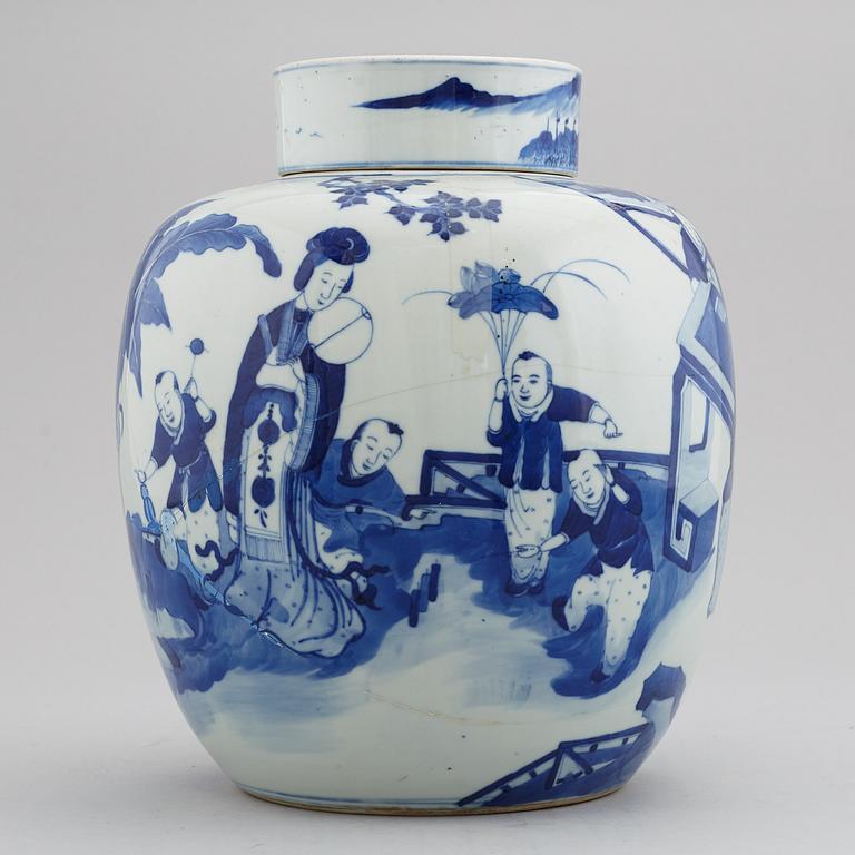 A large blue and white jar, Qing dynasty, 19th Century.