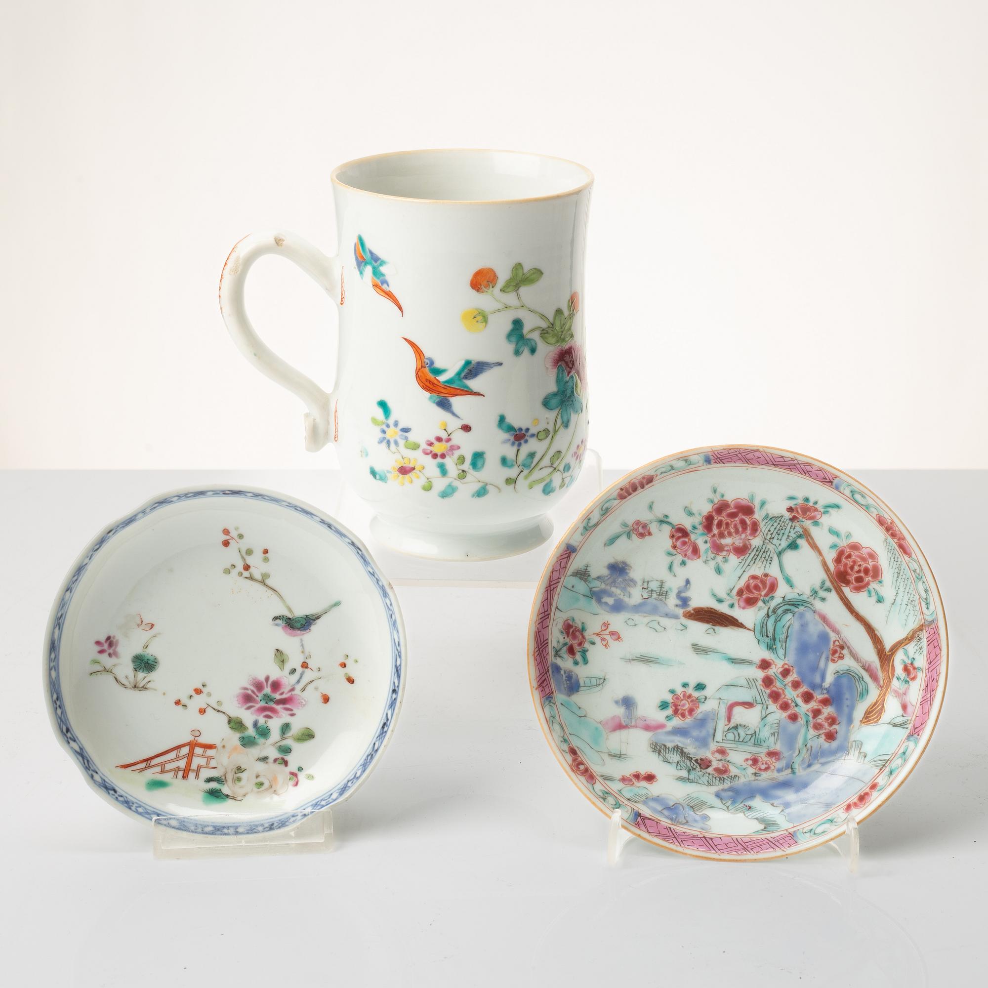 Mugg samt två fat, porslin, Kina, 1700-tal.