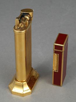 CIGARETTÄNDARE, 2 st, båda märkta Dunhill, England respektive Schweiz, 1900-talets första hälft.