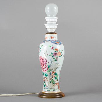 BORDSLAMPA. Porslin. Kina Qingdynastin.