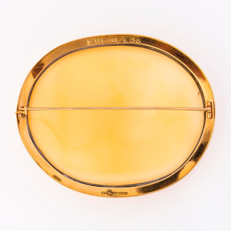 EVA GYLDÉN, An 18K gold and cameo brooch. Setting by Suomen Kultasepät, Turku, Finland 1935.