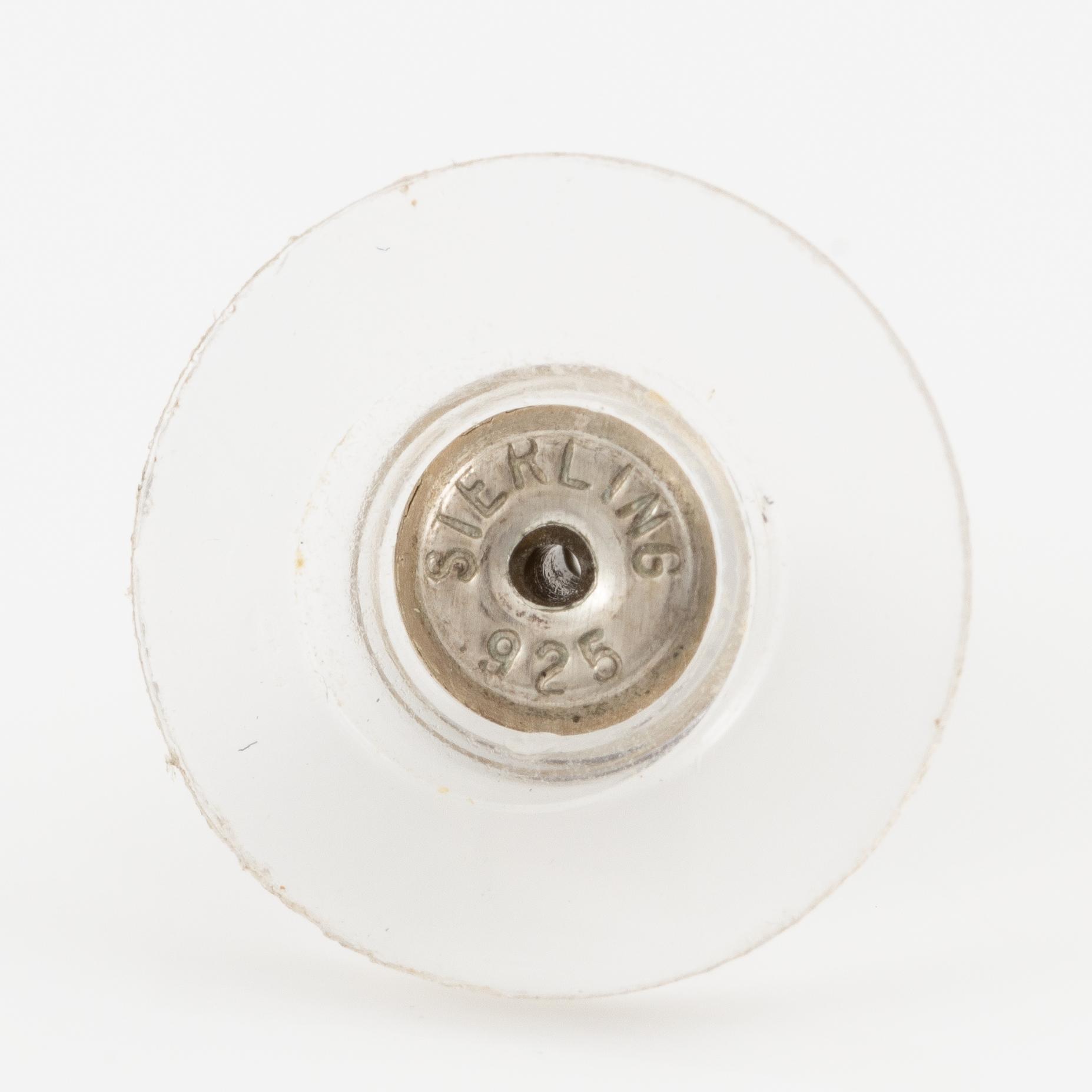 Yvone Christa, två par örhängen, silver, med genombruten dekor, med imitationsstenar.