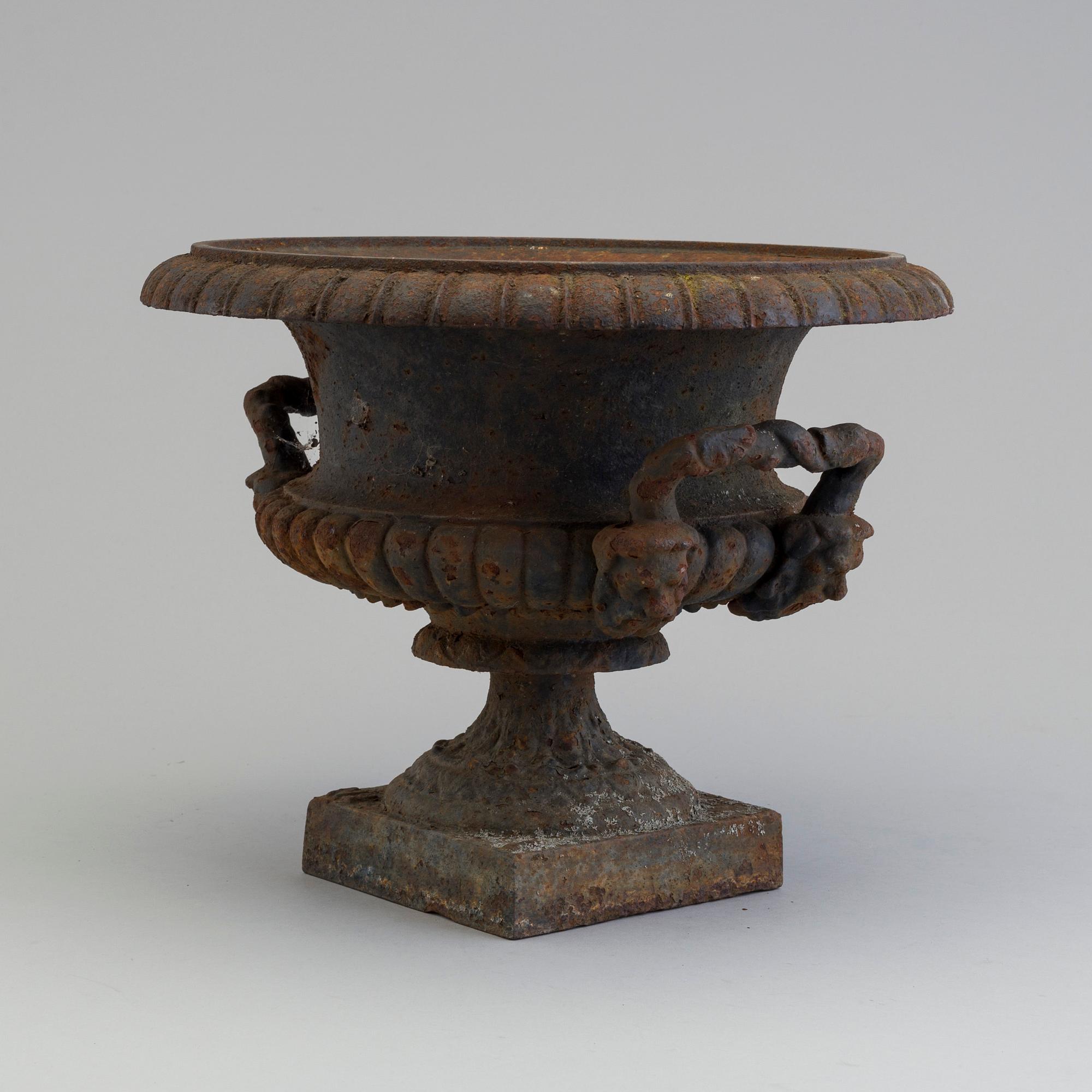 TRÄDGÅRDSURNA, gjutjärn, omkring 1900.