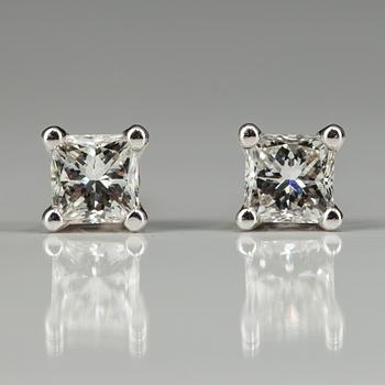 ÖRHÄNGEN, vitguld 18K, prinsesslipade diamanter, tot. 0,50 ct. J/VS. Vikt 1,5 g.