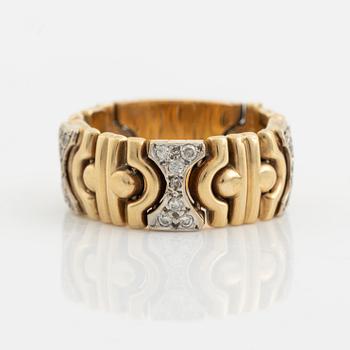 Ring, gold with brilliant-cut diamonds.