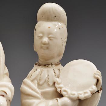 A blanc de chine figurine of a court lady and her attendant with a mirror, Qing dynasty, Kangxi (1662-1722).