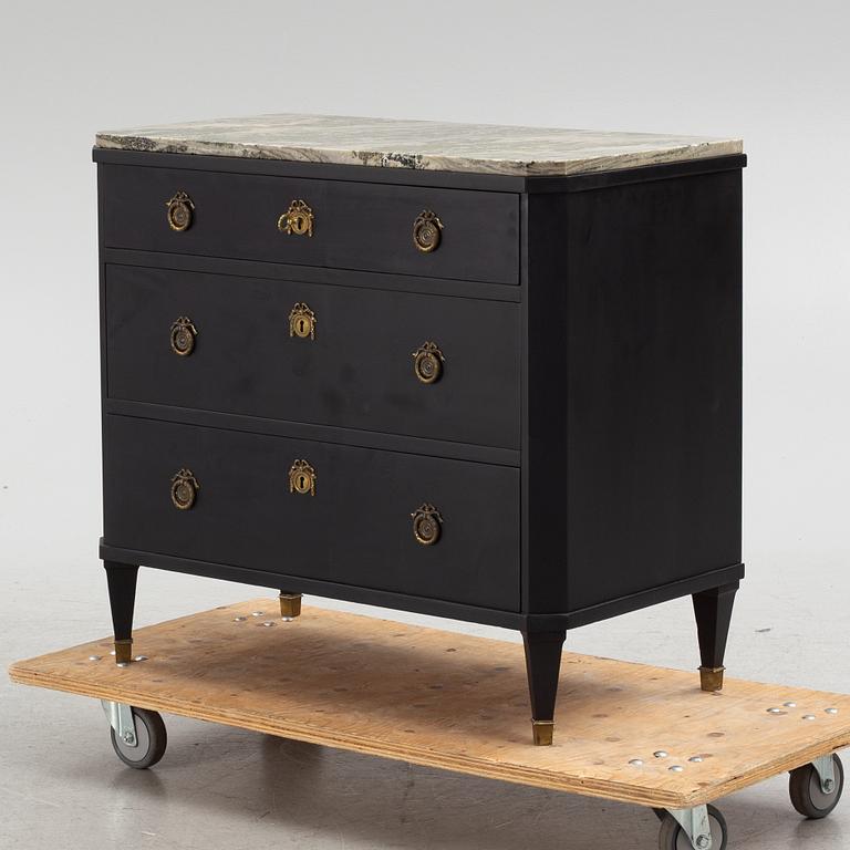 Chest of drawers, Gustavian style, 20th Century.