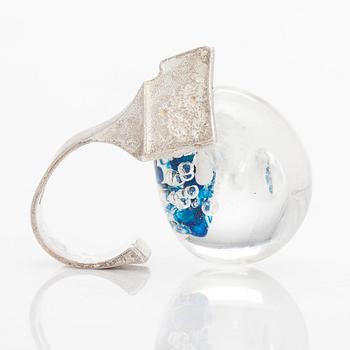 Björn Weckström, Ring "Förstelnad sjö", sterlingsilver och akryl, Lapponia 1973.