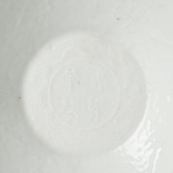 Skål, vitglaserad. Möjligen sen Qingdynasti eller Republik.