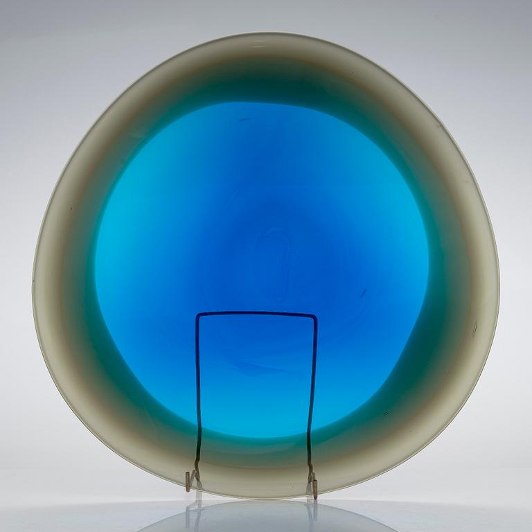 Timo Sarpaneva, fat, "Plate with colour rim", signerad Timo Sarpaneva 1997. Tillverkad på Notsjö Glasbruk.