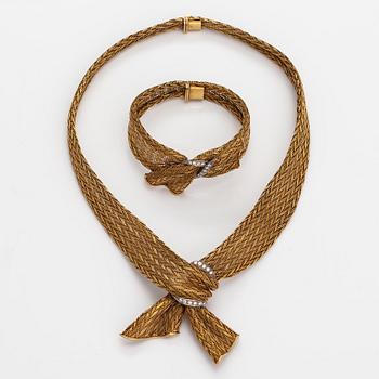 An 18K gold necklace and bracelet with diamonds ca. 0.40 ct yht. France, latter half of the 20th century.