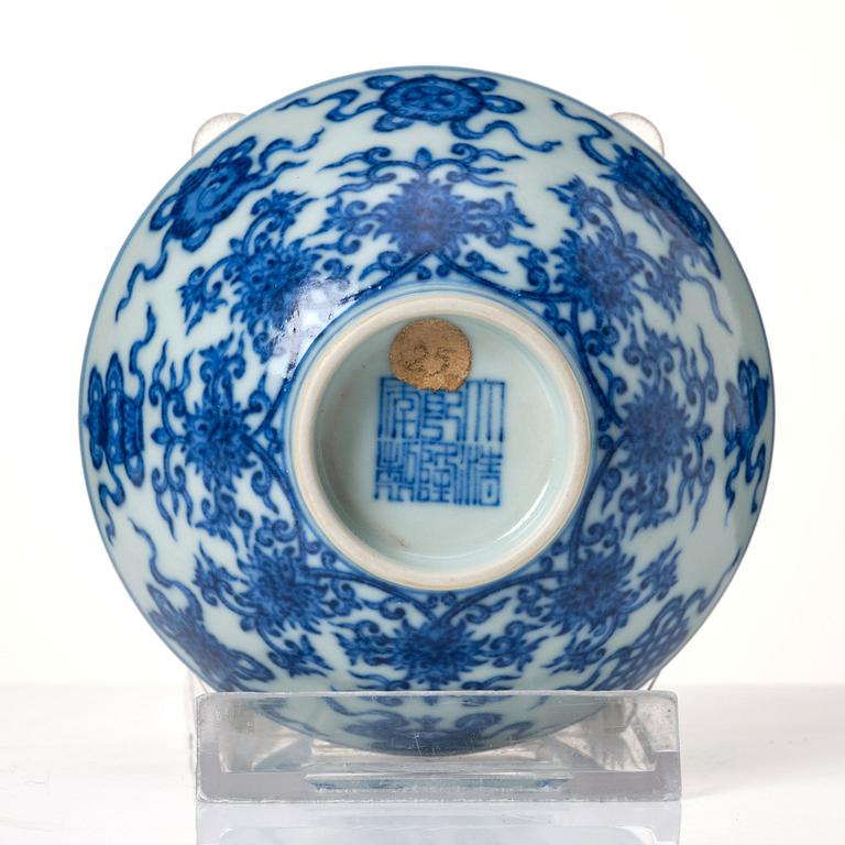 A Chinese blue and white cup with Qianlong seal mark.