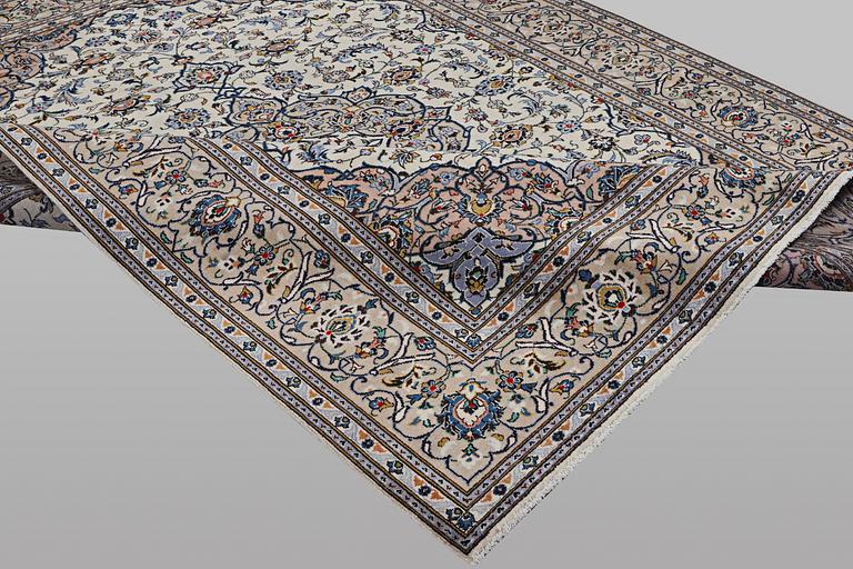 A carpet, Kashan, ca 326 x 257 cm.