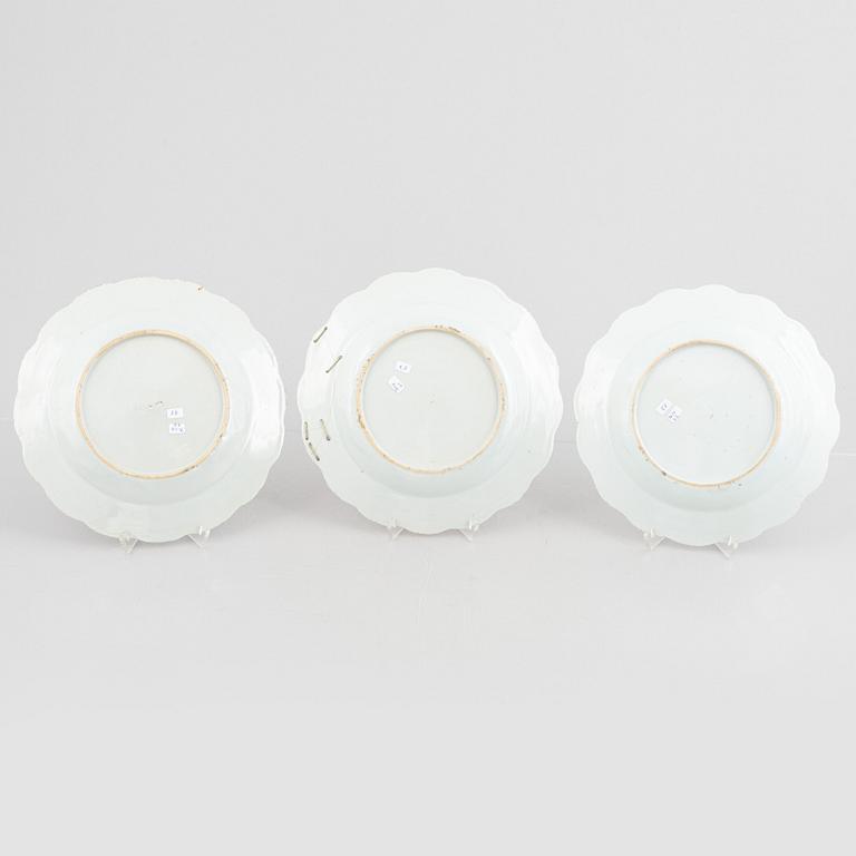 A set of five famille rose dishes, and two small dishes, Qing dynasty, Qianlong (1736-95).