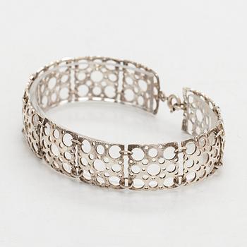 Liisa Vitali, kaulaketju ja rannekoru, "Leppäkerttu", sterling hopeaa, Westerback, Helsinki 1971 ja 1972.