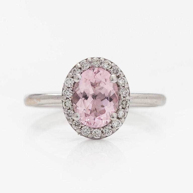 Ring, 18K vitguld med en oval morganit och diamanter ca 0.20 ct totalt.