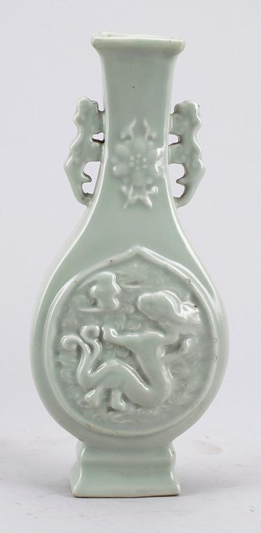 VAS, celadonglasyr, porslin, Kina, omkring 1900.