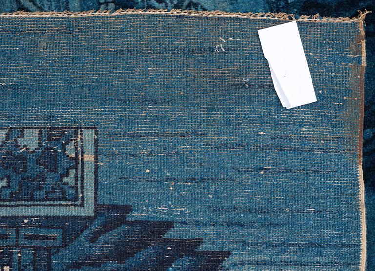 SEMI-ANTIQUE/OLD BAOTOU FIGURAL. 184,5 x 123,5-128 cm.