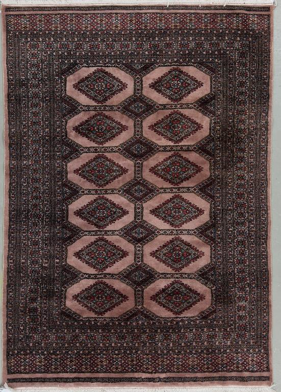 MATTA, Tekke Bochara. Ca 142 x 211 cm.