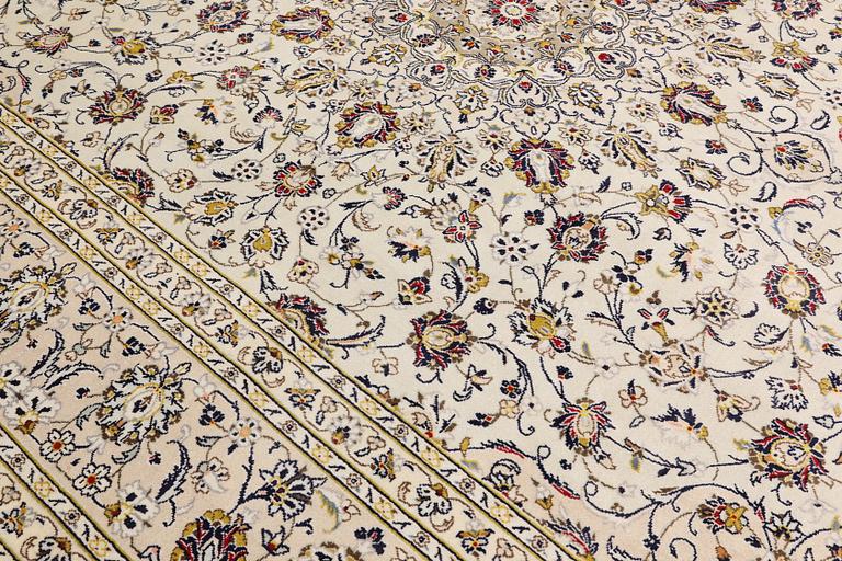 A Keshan carpet, approx. 404 x 295 cm.