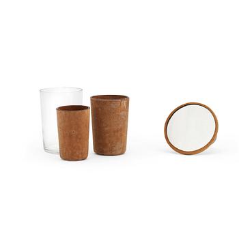 325. RESEUPPSÄTTNING, fyra delar bestående av rakspegel samt tre stycken glas i olika storlekar.