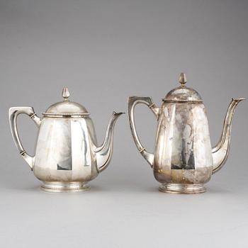 KAFFEKANNA OCH TEKANNA, silver, C.G Hallberg, Stockholm, 1920-23. Vikt ca 1042 g.