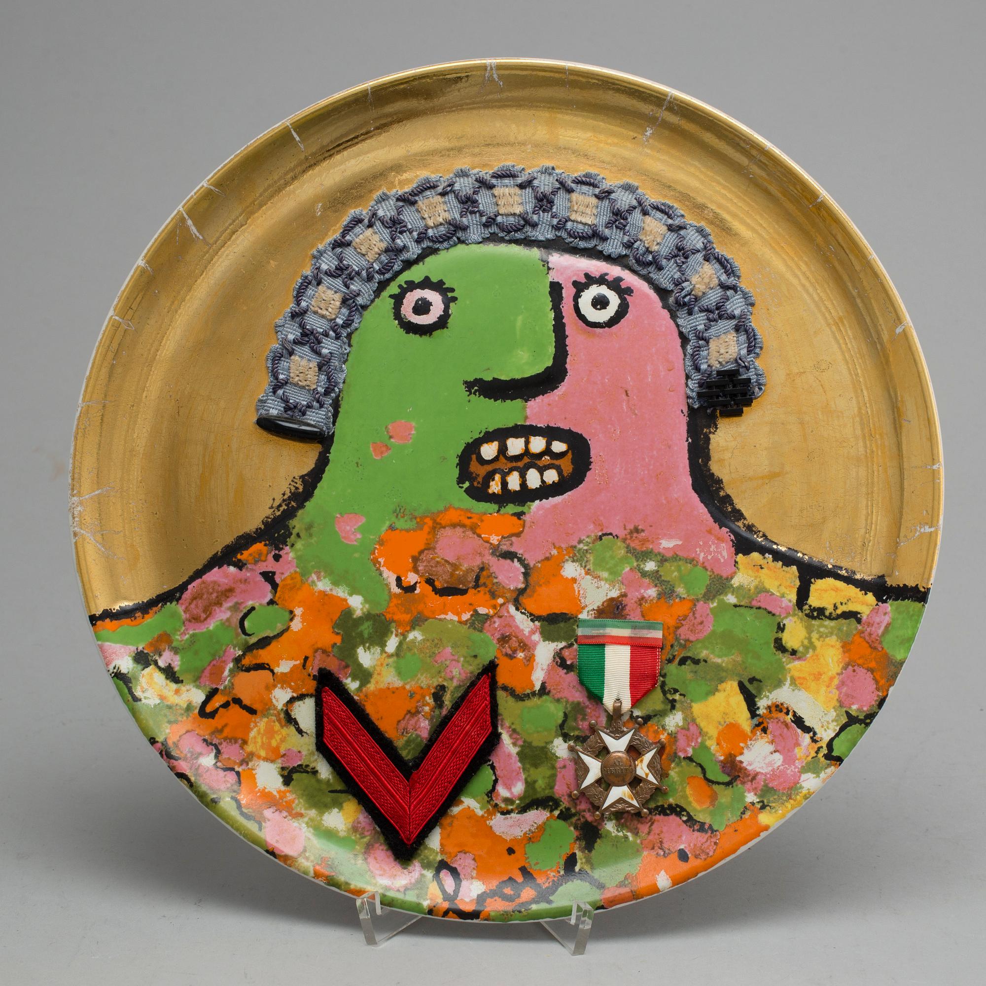 ENRICO BAJ, tallrik, porslin, "L'Ultimo dei Generali", Ceramica Franco Pozzi, numrerad 682/3000.