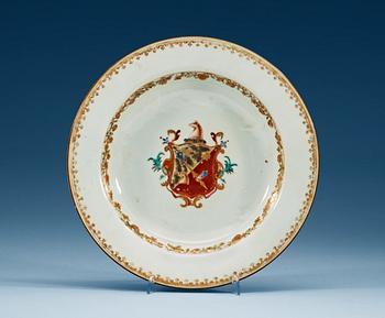 1630. TALLRIK, vapenporslin. Qing dynastin, Qianlong (1736-95).