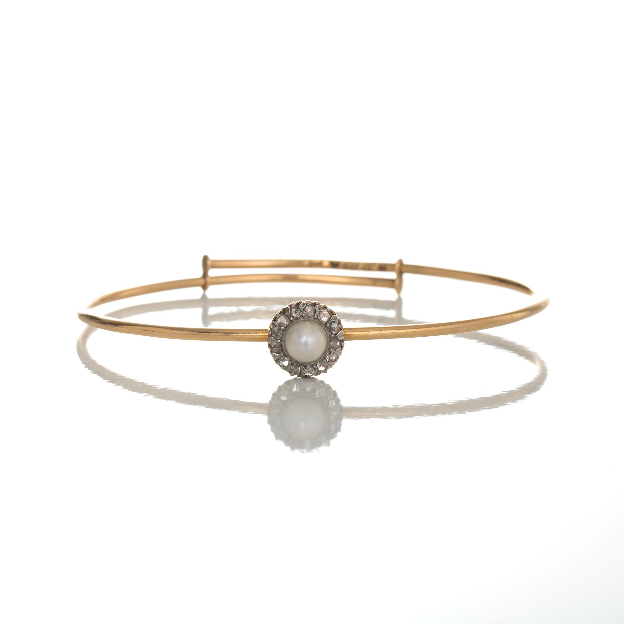 ARMRING, 18 k guld med odlad pärla samt rosenslipade diamanter. Dahlgren, Malmö, 1920. Vikt ca 12 g.