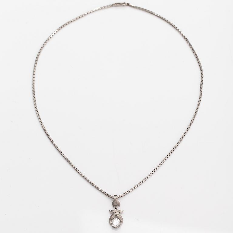 A Tillander, Halsband, 18K vitguld, briljantslipad diamant ca 1.01 ct. Helsingfors 1976.