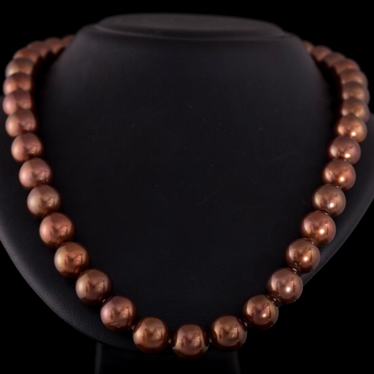 A PEARL NECKLACE and EARRINGS.