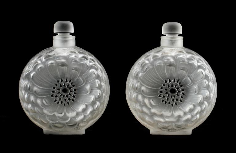 FLAKONGER, ett par, glas, "Dahlia", Lalique.