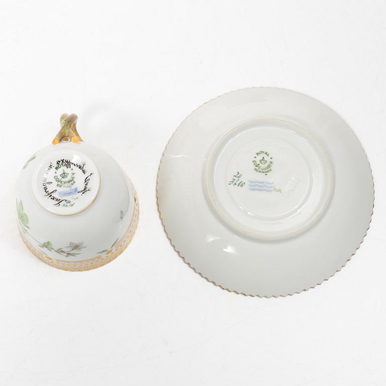 Royal Copenhagen, sockerskål samt kaffekopp med fat, "Flora Danica", 1945 samt 1959, Danmark.