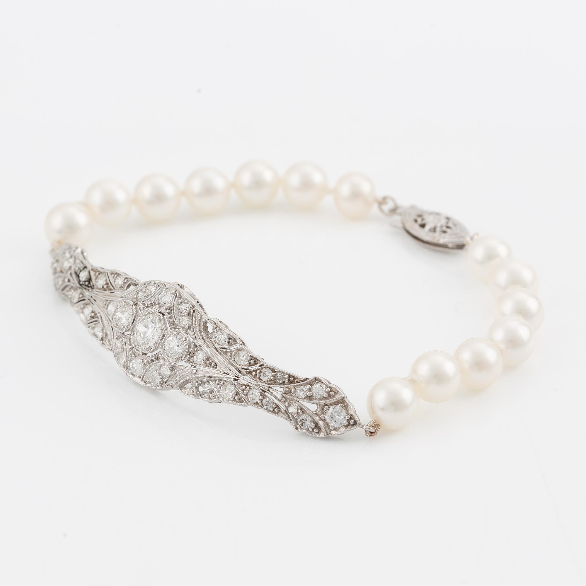 Bracelet, 14K white gold with cultured pearls and a centrepiece set with old-cut diamonds.
