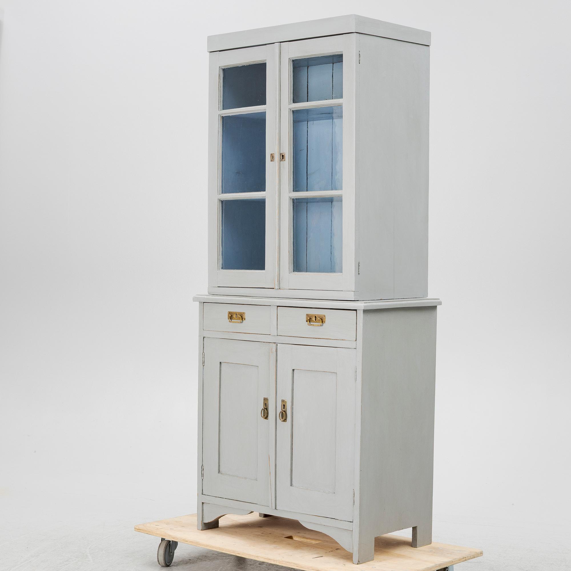 Vitrinskåp, omkring 1900.