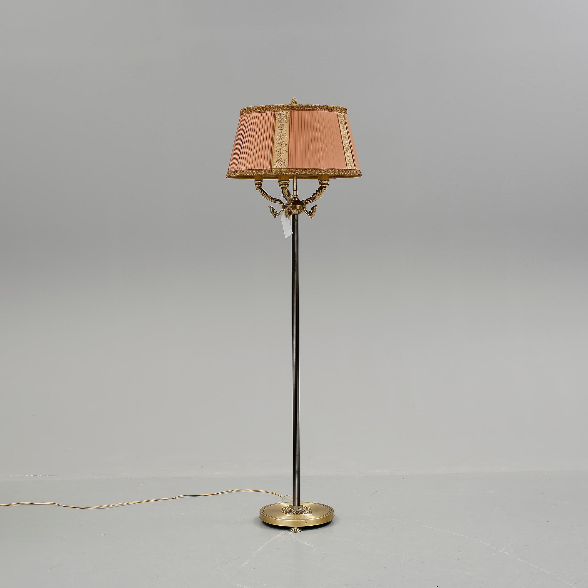 GOLVLAMPA, omkring 1900-talets mitt.