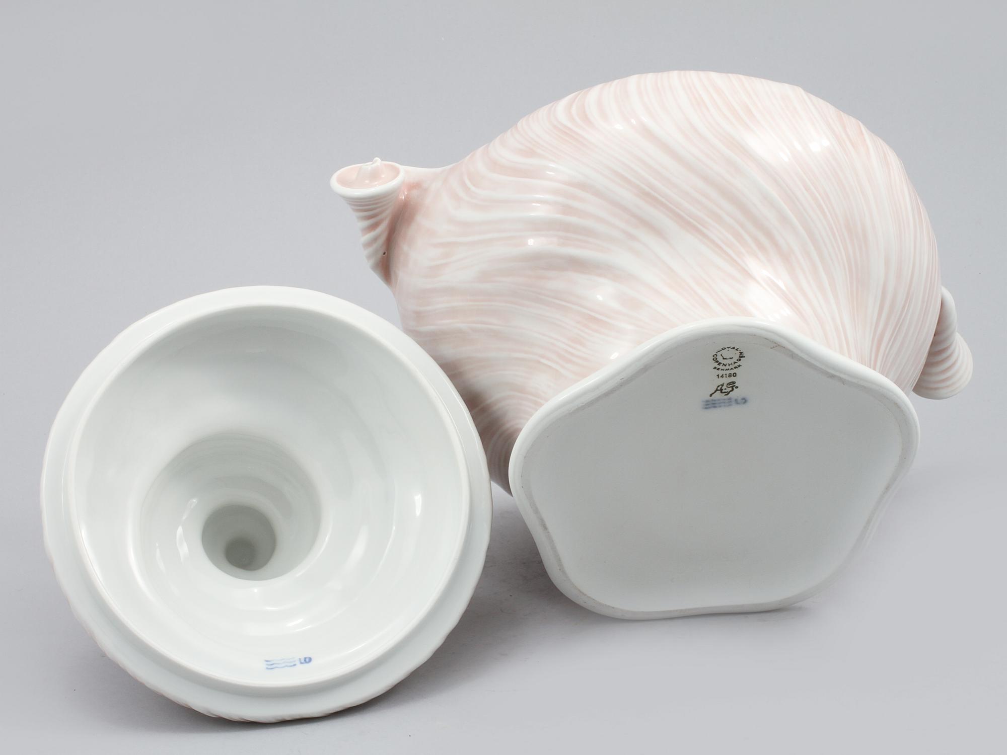 LOCKTERRIN, porslin, Royal Copenhagen, 1900-talets andra hälft.