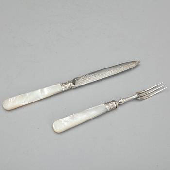 BESTICK, 24 delar, nysilver med pärlemor, England, tidigt 1900-tal.