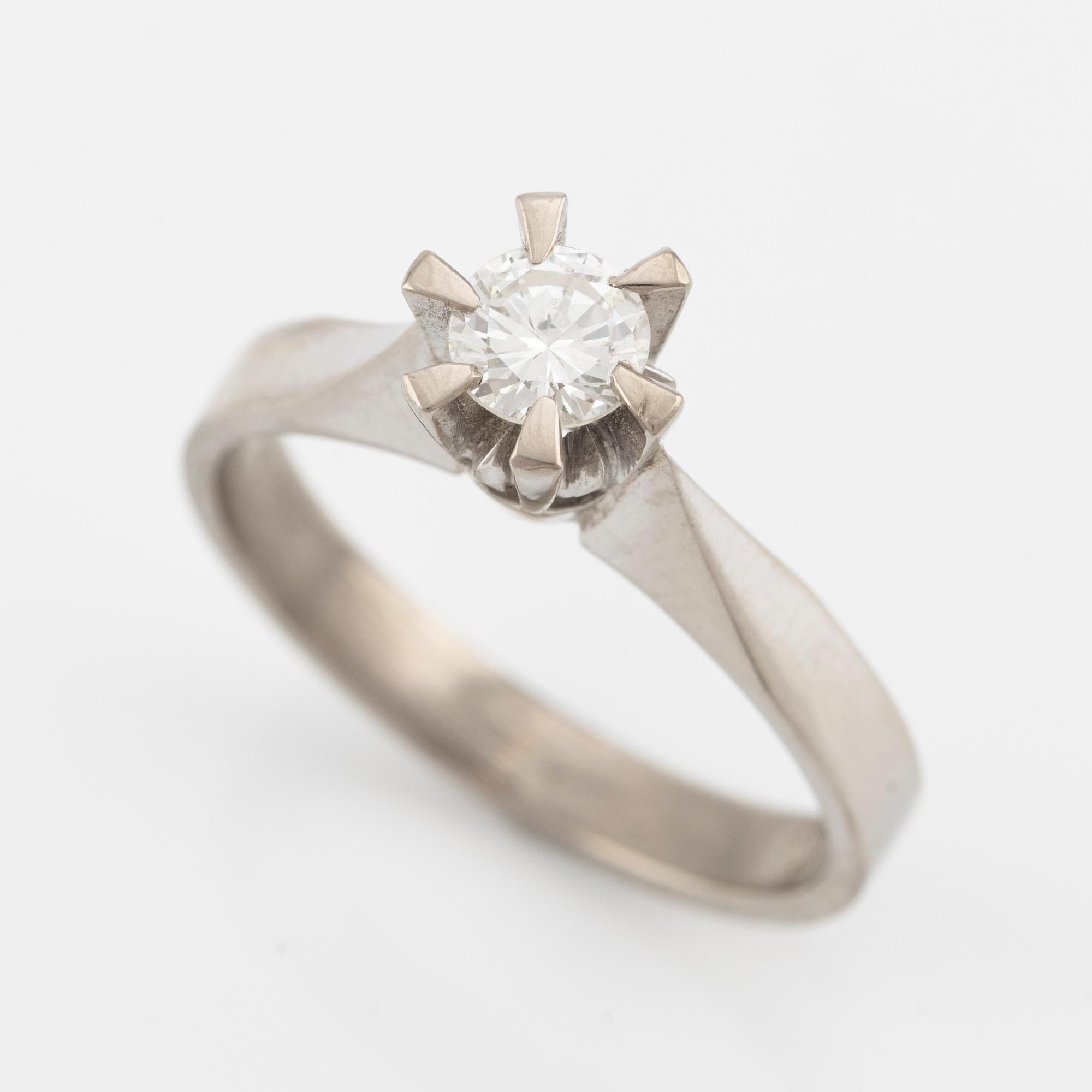 Ring in 18K white gold with a round brilliant-cut diamond of 0.38 ct according to the engraving.