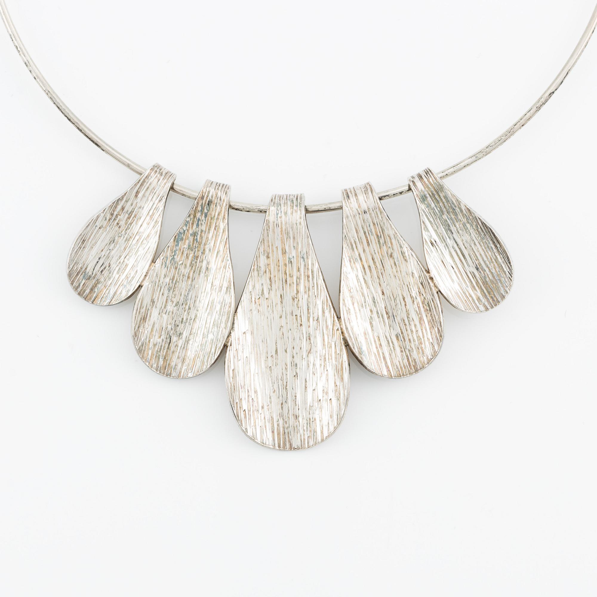 Necklace with leaf-shaped pendant, silver.