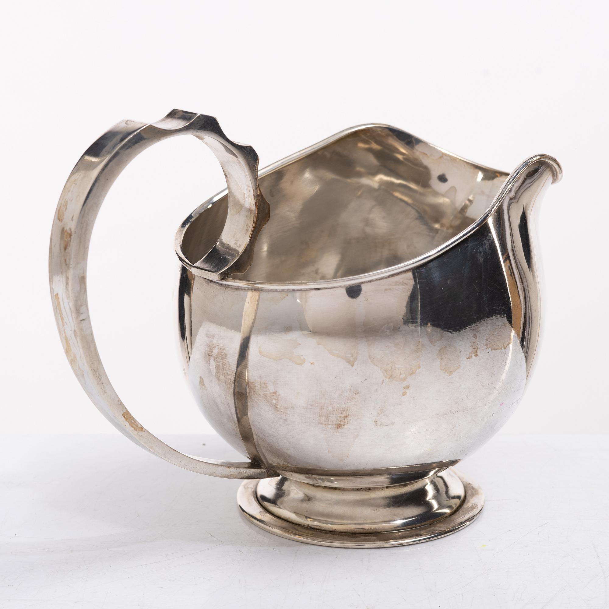 Såskanna, silver, Nordisk Silverkonst, Helsingborg 1947 samt såssked Johan Wahlström, Jönköping 1835.