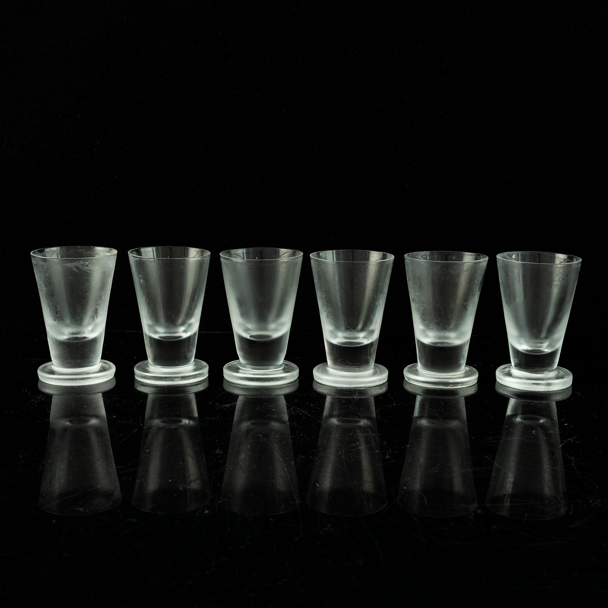 Vicke Lindstrand, a 19-piece 'Iced' glass service, Orrefors.