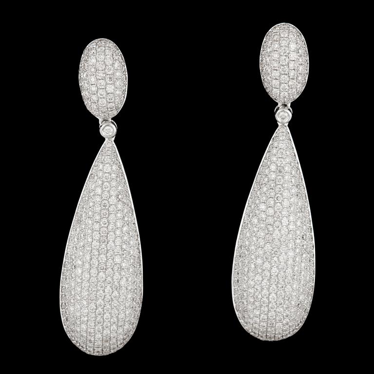 A pair of brilliant cut diamond earrings, tot. 4.03 cts.