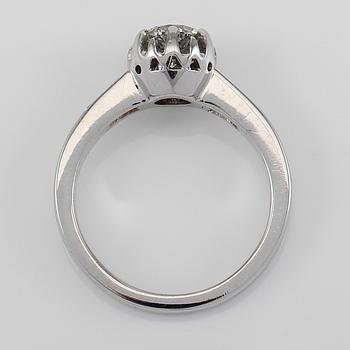 RING, 18K vitguld och diamanter tot ca 0.96 ct. varav en ca 0.77 ct.